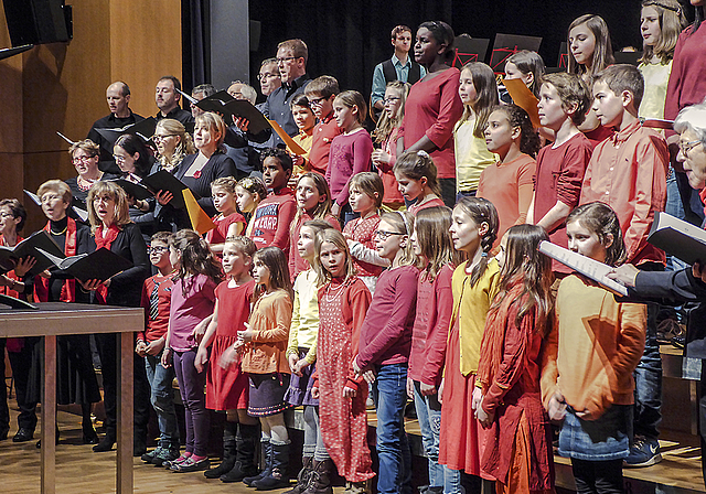 Für einmal mit Chor: Vorne der Kinderchor der Musikschule, links im Bild der Vivace-Chor.  Foto: Thomas Immoos