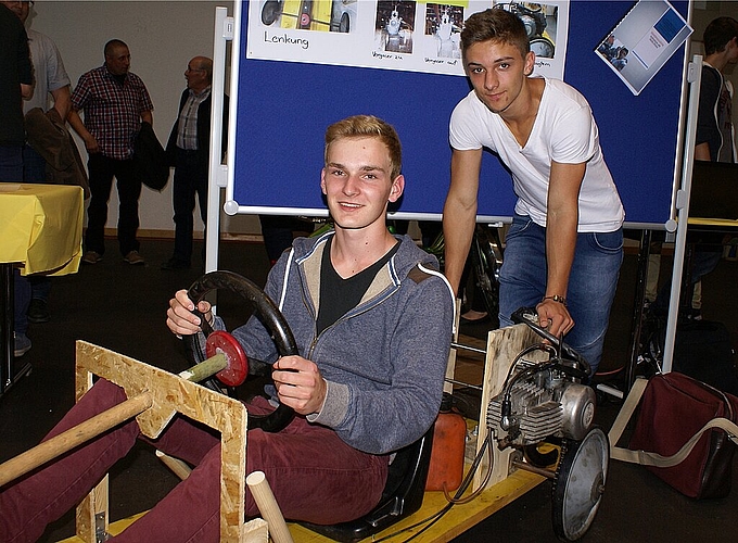 Selbst gebastelter Bolide: Dennis Bergmann und Pascal Brodmann.
