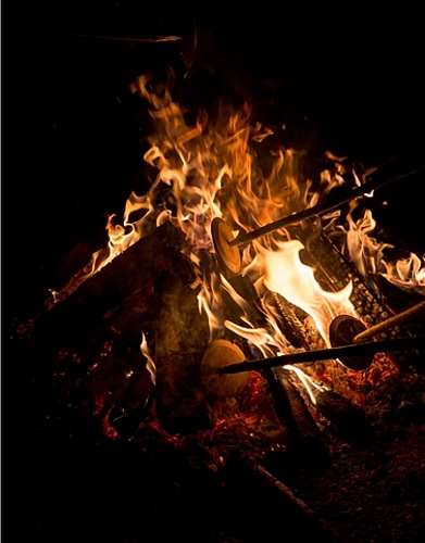 Anbrennen: Die Holzscheiben werden zuerst zum Glühen gebracht.