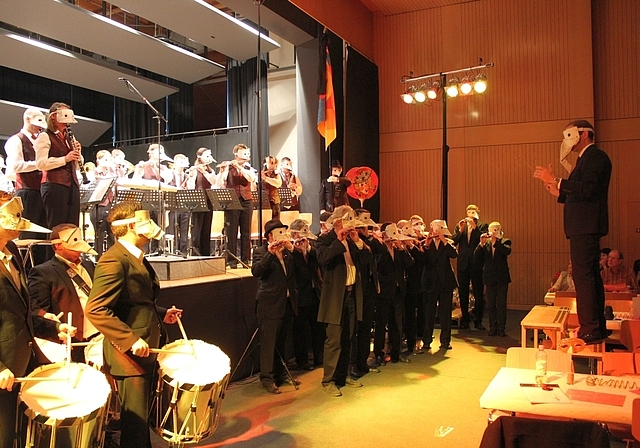 Höhepunkt des Abends: Die Kooperation der Schnurebegge-Clique aus Basel mit der Musikgesellschaft Konkordia.  Foto: Axel Mannigel