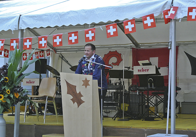 Bestickt mit Edelweiss: Unterschächens Gemeindepräsident Sepp Müller auf dem Mühleplatz in Aesch.  Foto: Bea Asper