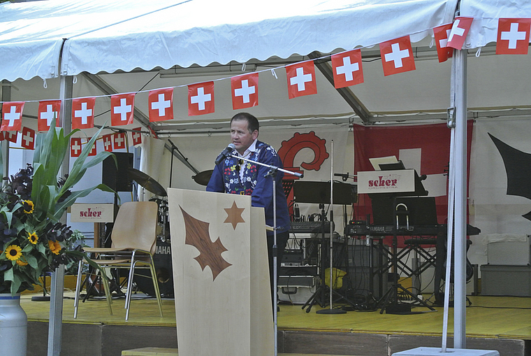 Bestickt mit Edelweiss: Unterschächens Gemeindepräsident Sepp Müller auf dem Mühleplatz in Aesch.  Foto: Bea Asper