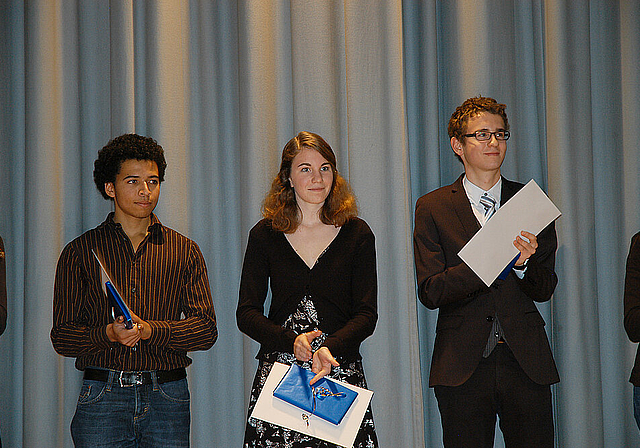 Höchste Punktzahlen erzielt: André Rütti (73 Pt., links), Madleina Gerecke (73,5 Pt.) und Lukas Bock (77,5 Pt.) wurden mit dem Baselbieter Maturandenpreis ausgezeichnet.  Foto: Bea Asper