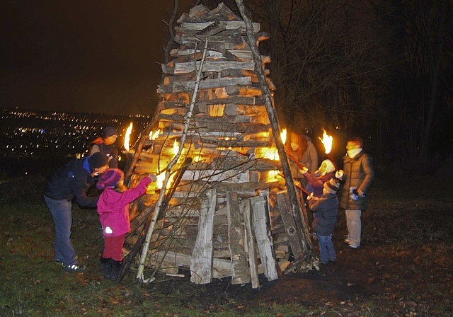 Wichtige Aufgabe: Für einmal durften die Schulkinder das Fasnachtsfeuer entzünden.  Foto: Oliver Sterchi