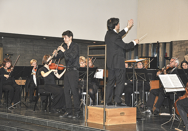 Anspruchsvolle Oboenmotive: Unter der Leitung von Giorgio Paronuzzi (rechts) glänzte der junge Oboist Raphael Ilg in Mozarts Konzert in C-Dur.  Foto: Isabelle Hitz