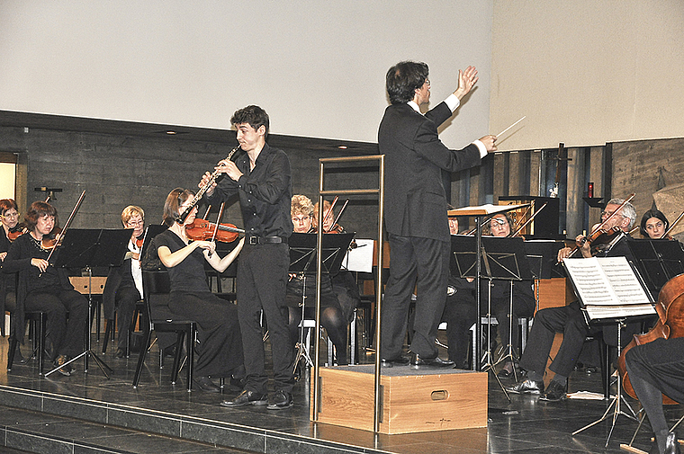 Anspruchsvolle Oboenmotive: Unter der Leitung von Giorgio Paronuzzi (rechts) glänzte der junge Oboist Raphael Ilg in Mozarts Konzert in C-Dur.  Foto: Isabelle Hitz