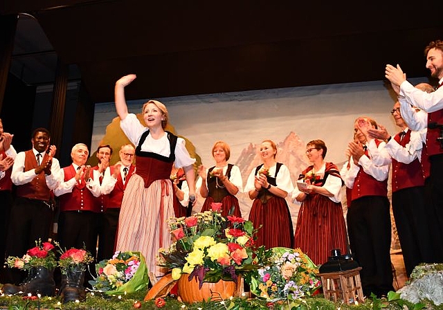 Gesangliches Multitalent: Die Schwarzbuebe-Jodler in neuer Tracht applaudieren «Miss Helvetia» Barbara Klossner.  Foto: Bea Asper