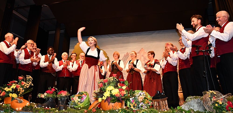 Gesangliches Multitalent: Die Schwarzbuebe-Jodler in neuer Tracht applaudieren «Miss Helvetia» Barbara Klossner.  Foto: Bea Asper