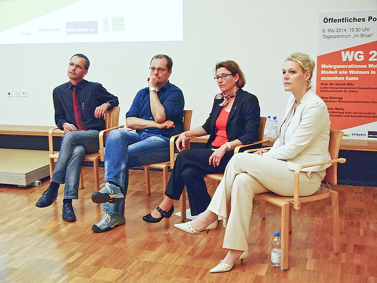 Wie wohnen im Alter? Von links: Ulrich Otto, Fachhochschule St. Gallen; Jürg Altwegg, Giesserei Winterthur; Gabriele Marty, Kanton BL; Christina Hatebur, Generalsekretärin CVP BL, Podiumsleiterin.  Foto: Tobias Gfeller
