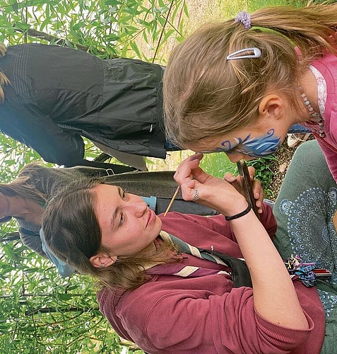 Schmetterlinge und Schlangen: Die von der Pfadi 3Tannen
geschminkten Gesichter verschönerten den trüben Tag.