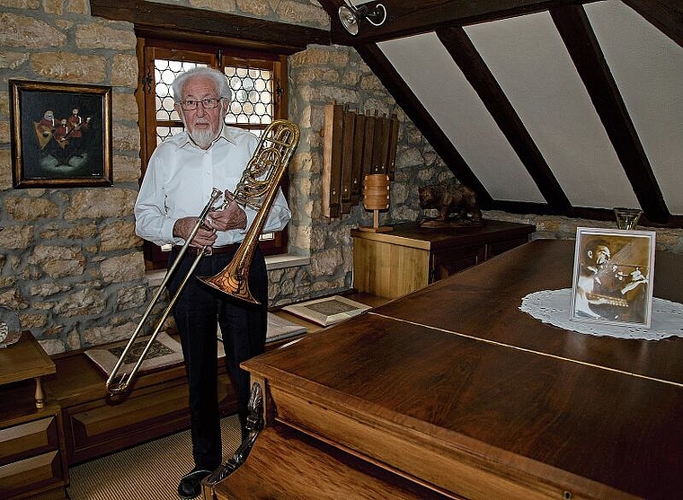 Gehören zusammen: Fritz Meyer und die Posaune in seinem Übungszimmer. Auf dem Bild rechts zeigt er sich als junger Posaunist. Foto: Martin Staub