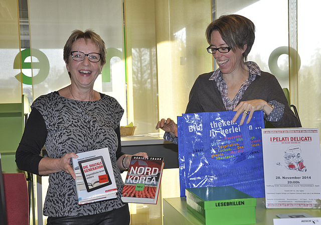 Flexibel und kundenorientiert: Die Bibliotheksleiterinnen Therese Urwyler (l.) und Jacqueline Marfurt in der Ausleihe.
