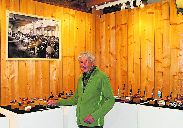 Zu jedem Messer eine Geschichte: Peter Nebel vor seiner Sackmessersammlung im Heimatmuseum Aesch. Fotos: Florin Bürgler
