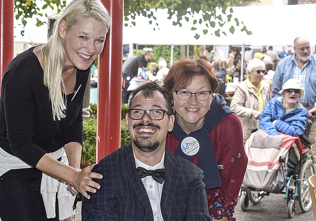 Herzliches Ambiente am Dychrain-Sommerfest: Christina Hatebur (Kommunikation, links), Adrian Krassai und
