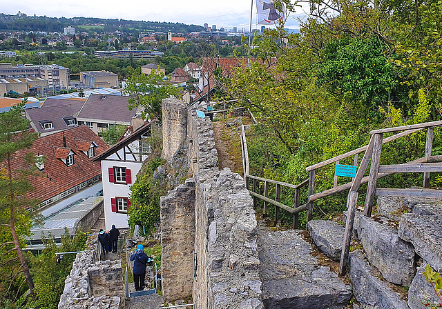 Viel ist nicht mehr übrig: Von der einst grossen Burg oberhalb Münchensteins zeugen heute nur noch Mauerreste.  Foto: Fabia Maieroni