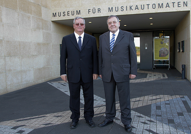 Amtsübergabe: Georg Hofmeier (l.) übergibt an Hans Büttiker.  Foto: Martin Staub