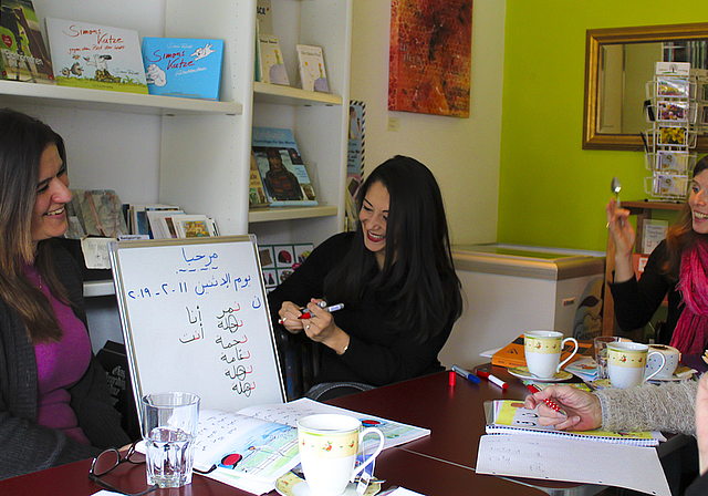 Bauen Brücken in den Orient: Maha Tubbeh (l.) und Noha Elrefai bringen den Kursteilnehmern auch die arabische Schrift bei.  Foto: Reinhard Straumann