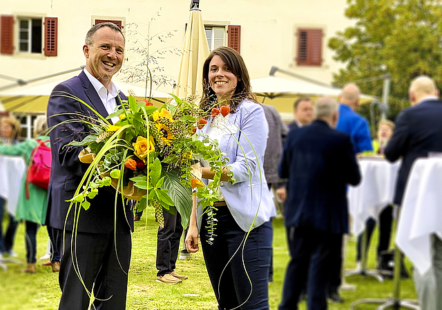 Freuen sich auf die weitere Zusammenarbeit: Stefan Biedermann, Leiter Wochenzeitungen, und Fabia Maieroni, neue Redaktionsleiterin. Foto Raphi Schoene