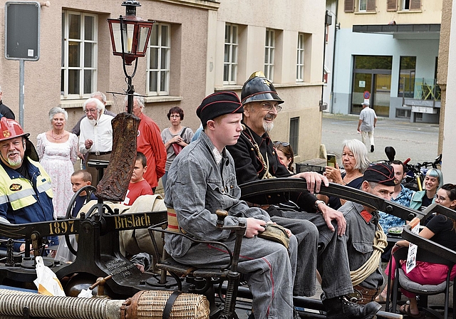 Parade: Auch die Brislacher Handdruckspritze sorgt für Begeisterung. Fotos: Michael Meury