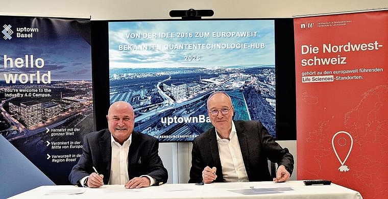 Besiegeln die Partnerschaft: Karl Gun (l.), Verwaltungsrat von Uptown Basel, und Prof. Dr. Falko Schlottig, Direktor der Hochschule für Life Sciences FHNW. Foto: Fabia Maieroni