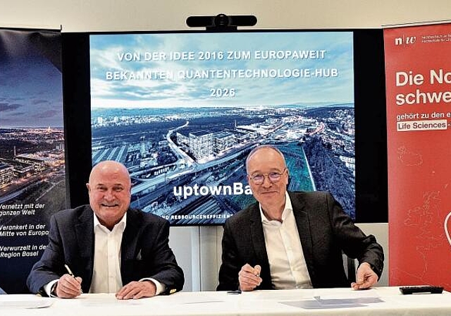 Besiegeln die Partnerschaft: Karl Gun (l.), Verwaltungsrat von Uptown Basel, und Prof. Dr. Falko Schlottig, Direktor der Hochschule für Life Sciences FHNW. Foto: Fabia Maieroni