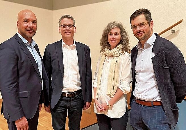 Am Infoanlass: (v.l.) Arthur Onyeali und Tobias Meyer von der Seraina Investment Foundation (Grundeigentümerin) und von der Steiner AG Immobilienentwicklung Monika Moor und Stefan Gabriel. Foto: Bea Asper