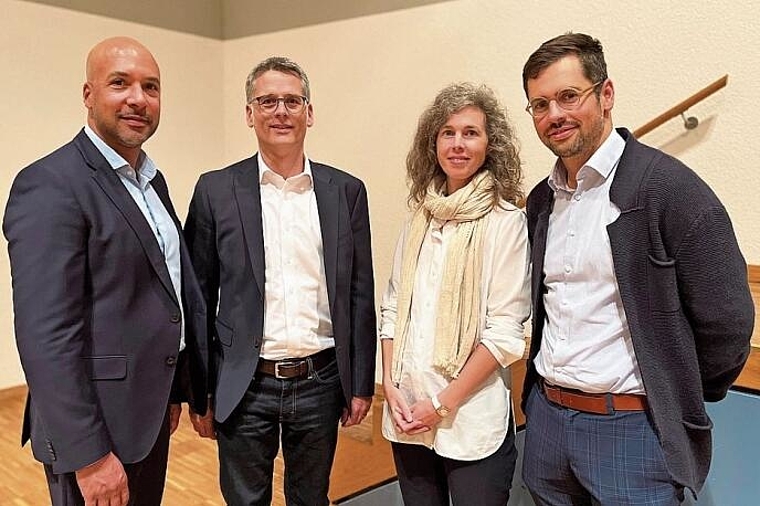 Am Infoanlass: (v.l.) Arthur Onyeali und Tobias Meyer von der Seraina Investment Foundation (Grundeigentümerin) und von der Steiner AG Immobilienentwicklung Monika Moor und Stefan Gabriel. Foto: Bea Asper