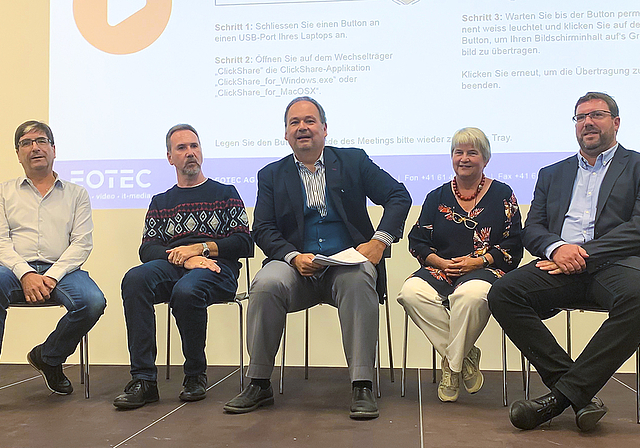 Podium (v. l.): Markus Huber (SP), Urs König (CVP), Bojan Stula, Marie-Therese Müller (BDP) und René Meier (GLP) beleuchteten das Thema Kabelnetz aus verschiedenen Blickwinkeln.  Foto: Caspar Reimer