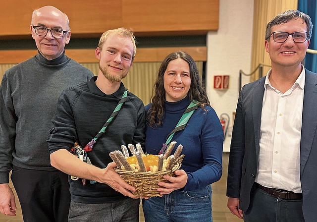Pfadi St. Mauritius kriegt Anerkennungspreis: Benjamin Hasler (2. v. l.) und Andrea Schwaar vom Leitungsteam nahmen den Preis entgegen. Gemeindepräsident Daniel Urech (rechts) und Jurypräsident Roland Müller würdigten das Engagement. Foto: Bea As