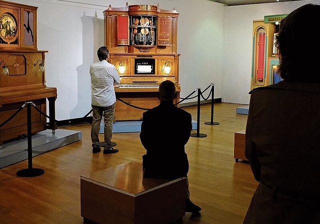 Besonderer Automat: Die Besuchenden staunen vor dem Orchestrion mit den drei Geigen. Foto: Thomas Brunnschweiler