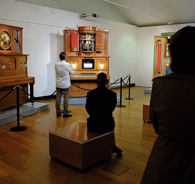 Besonderer Automat: Die Besuchenden staunen vor dem Orchestrion mit den drei Geigen. Foto: Thomas Brunnschweiler