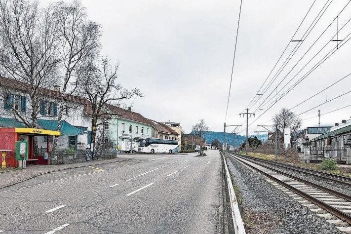 Neue S-Bahn-Haltestelle Apfelsee: Das Jugendhaus (links) muss wegen der neuen Strassenführung weichen – 
unabhängig davon, ob die Unterführung angenommen wird. Foto: Archiv / Kenneth Nars