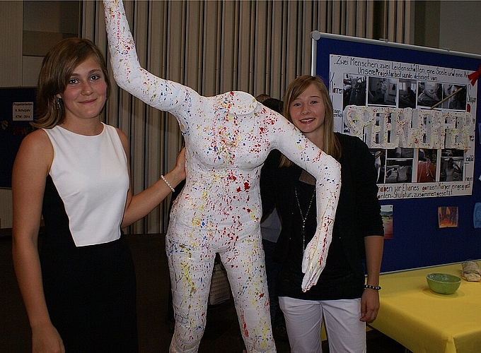 Speerwerferin als Kunstobjekt: Eliane Schneider und Sina Neumann.