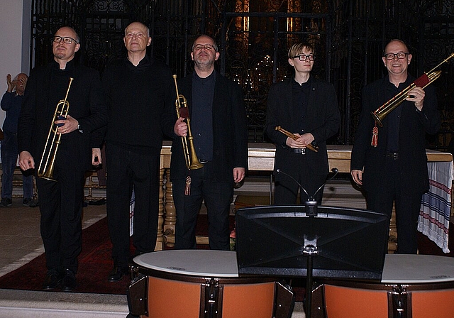 Künstler des Neujahrskonzerts: Simon Lilly, Benedikt Rudolf von Rohr, Frans Berglund, Gabriel Hammersley und Andrew Hammersley. Foto: Jürg Jeanloz