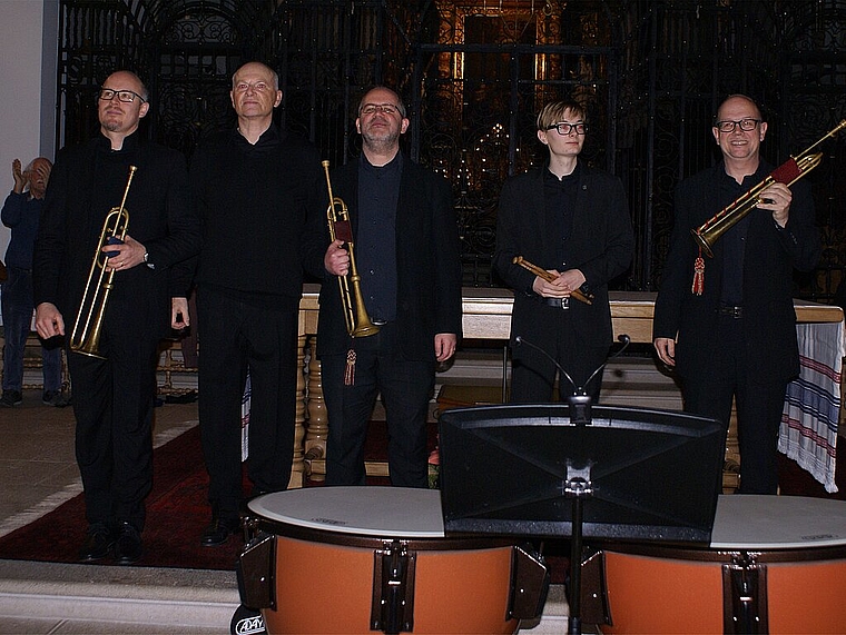 Künstler des Neujahrskonzerts: Simon Lilly, Benedikt Rudolf von Rohr, Frans Berglund, Gabriel Hammersley und Andrew Hammersley. Foto: Jürg Jeanloz