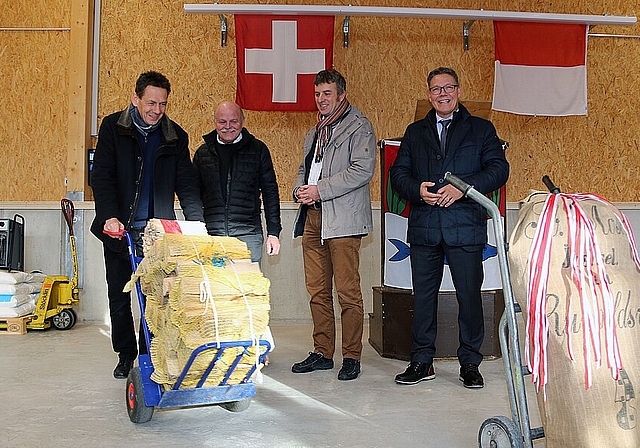 Geschenke zur Einweihung: Kantonsingenieur Peter Heiniger, Kantonsbaumeister Bernhard Mäusli, Gemeindepräsident Simon Esslinger und Regierungsrat Roland Fürst feiern den neuen Stützpunkt. Foto: Gini Minonzio