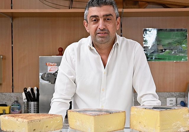 An der Käsetheke: Ali Özsönmez ist immer für ein Spässchen zu haben. Foto: Fabia Maieroni