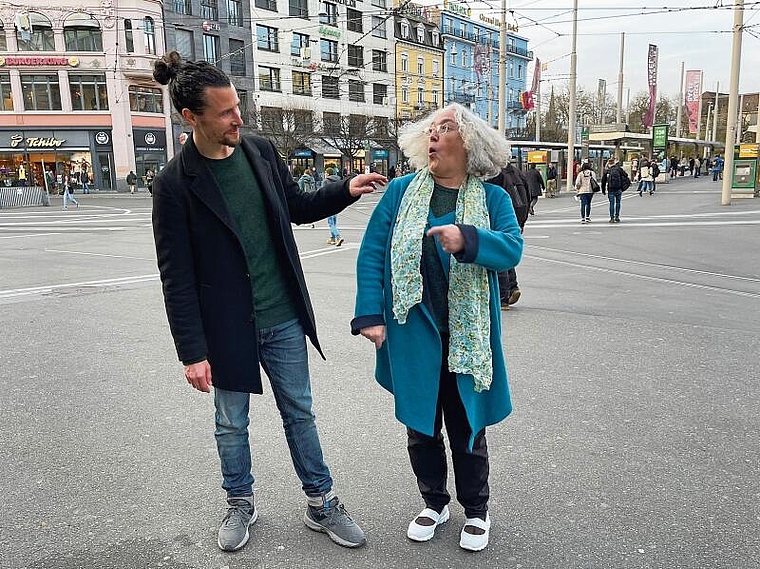 Mit Kindern die Welt der Kommunikation entdecken: Theaterpädagoge Melvin Hasler und Initiantin Barbara Bürki. Foto: Axel Mannigel