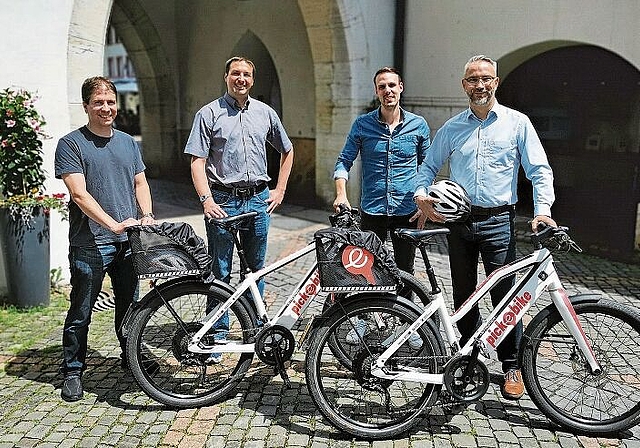 Die Verantwortlichen für den Testbetrieb von Pick-e-Bike: (v.l.) Thomas Boillat und Stefan Finckh von Promotion Laufental, Thomas Eglin, Mitglied der Geschäftsleitung und Stephan Brode, CEO Pick-e-Bike. Foto: Melanie Brêchet