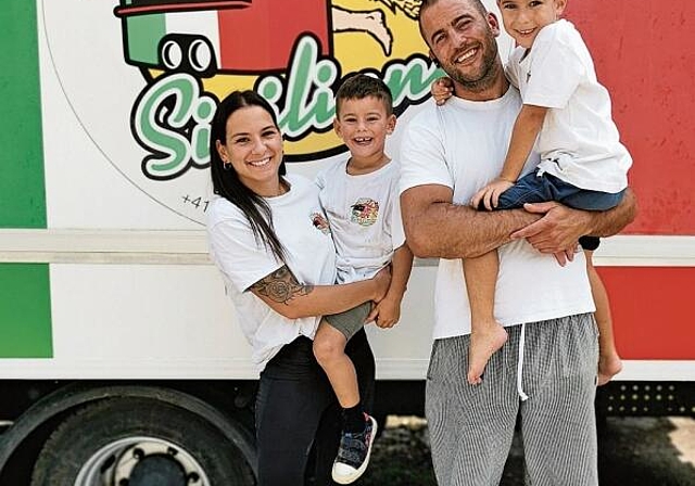 Freuen sich auf das Abenteuer ESAF: Nico Guarrera und seine Frau Vanessa mit den Söhnen Gabriele und Romeo. Foto: Melanie Brêchet