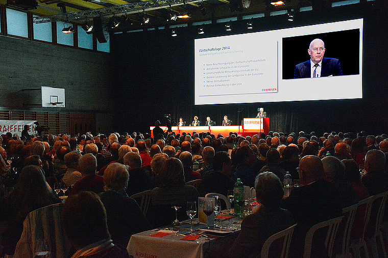 Volksauflauf in der Fiechtenhalle: Die Generalversammlung der Raiffeisenbank Reinach ist auch immer ein gesellschaft-
