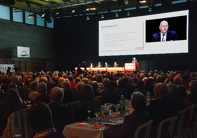 Volksauflauf in der Fiechtenhalle: Die Generalversammlung der Raiffeisenbank Reinach ist auch immer ein gesellschaft-
