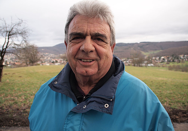 Ende einer Ära: Der abtretende Bürgerratspräsident Peter Meyer am letzten Samstag während der Brennholz-Gant. Foto: Tobias Gfeller