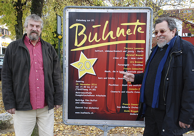 Noch ist der rote Vorhang geschlossen: Philipp Iberg (Präsident Verein Bühnete, links) und Jürg Seiberth (Vizepräsident) vor dem Jubiläumsplakat.  Foto: Thomas Brunnschweiler