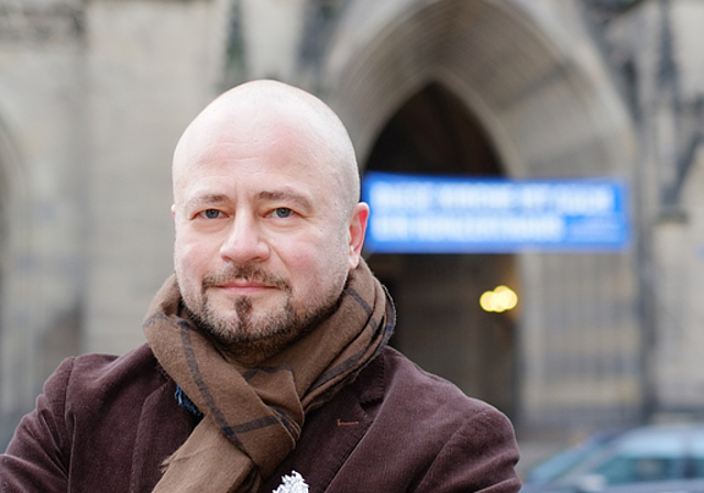 Frank Lorenz vor der Offenen Kirche Elisabethen: Ein in verschiedenen Traditionen beheimateter Brückenbauer und offener Gastgeber.  Foto: ZVG/Martin Schilling