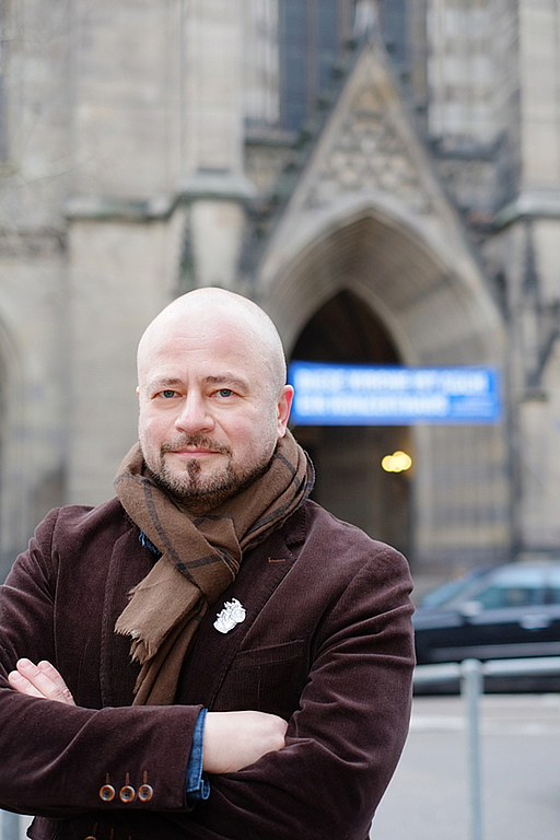 Frank Lorenz vor der Offenen Kirche Elisabethen: Ein in verschiedenen Traditionen beheimateter Brückenbauer und offener Gastgeber.  Foto: ZVG/Martin Schilling