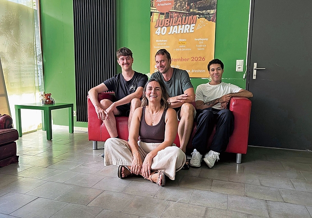 Jugendlich frisch: (v. h. l.) Auszubildender Michael Baur, Florian Werder, Zivildienstleistender Patrick Joseph sowie die künftige stellvertretende Leiterin Ivana Cuk (vorne) stehen in den Vorbereitungen für das Geburtstagsfest. Foto: Caspar Reimer