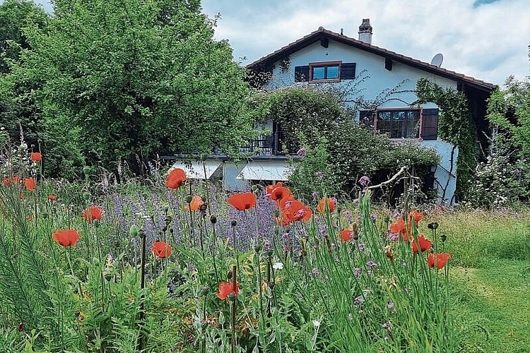 Verwandlung über Jahrzehnte: Das Bauernhaus mit Garten hat Rosmarie Champion in den 80er-Jahren gekauft.