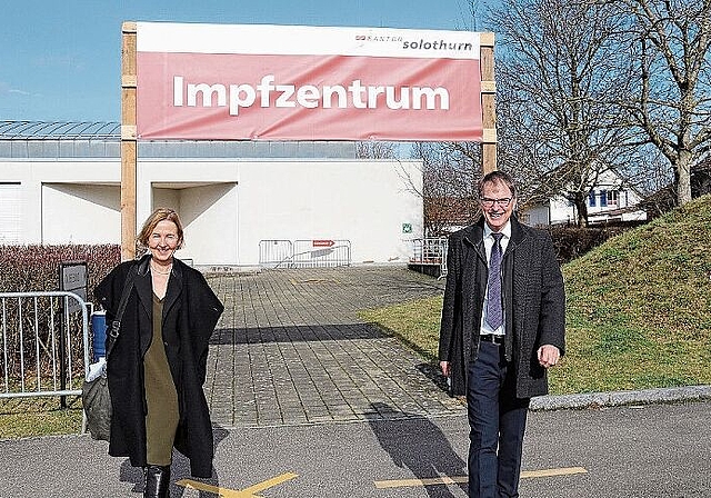 Eingang: Frau Landammann Susanne Schaffner und der Gemeindepräsident von Breitenbach, Dieter Künzli, vor dem Eingang im Grien in Breitenbach.
