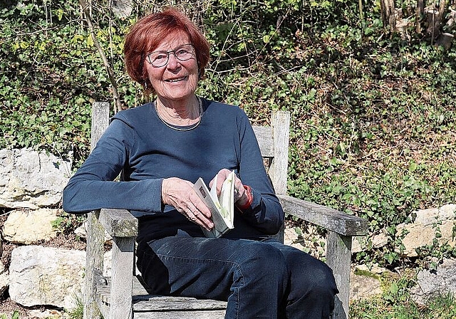 Veröffentlicht bald einen weiteren Gedichtband: Gertraud Wiggli in ihrem Garten in Himmelried. Foto: Gaby Walther